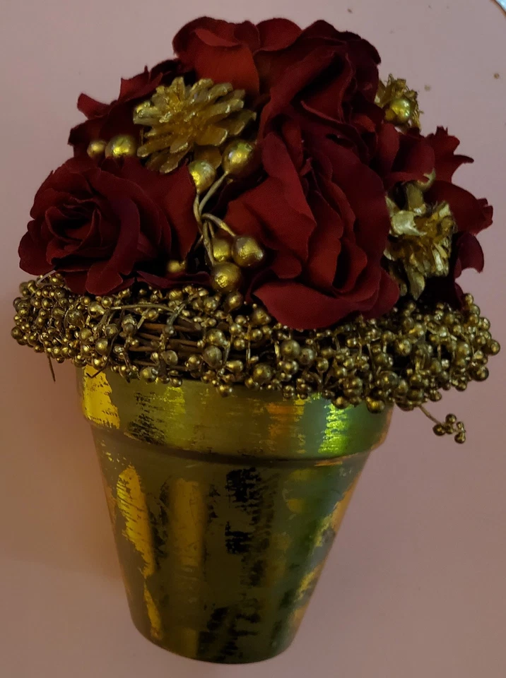 Arreglo de acento rojo seda rosa y oro en maceta dorada - flores de alta calidad locas a mano Foto 3 de 4