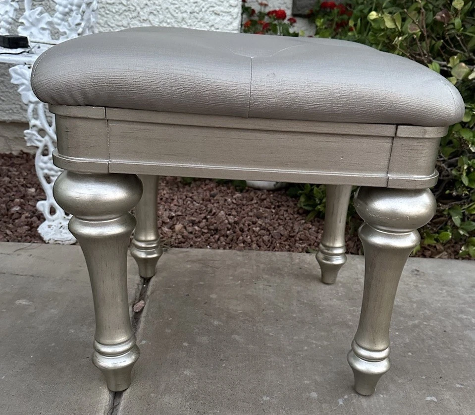 Platinum Vanity Stool Silver Tufted Upholstery & Turned Legs Bling Game Coaster - Image 4 of 4