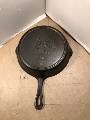 Griswold #7 cast iron skillet, large block slant logo heat ring double pour