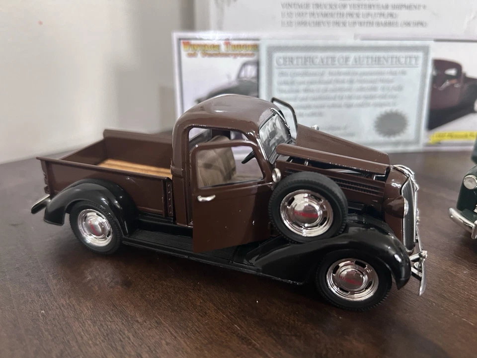 1937 Plymouth Pickup And 1950 Chevrolet Pickup With Barrel Diecast 1:32. - Image 2 of 4