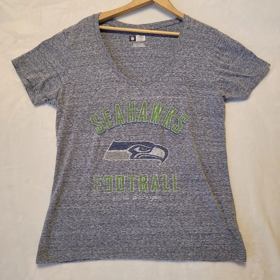 Camiseta Seattle Seahawks NFL Team Apparel feminina manga curta azul gola V G - Imagem 2 de 4