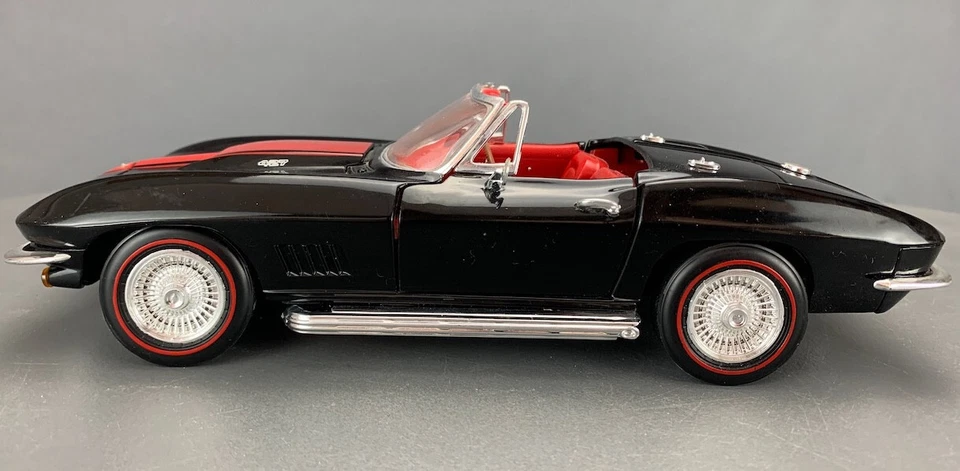Corvette Roadster 1967 fundido 1:18 ERTL preto/vermelho D0986 - Imagem 2 de 4