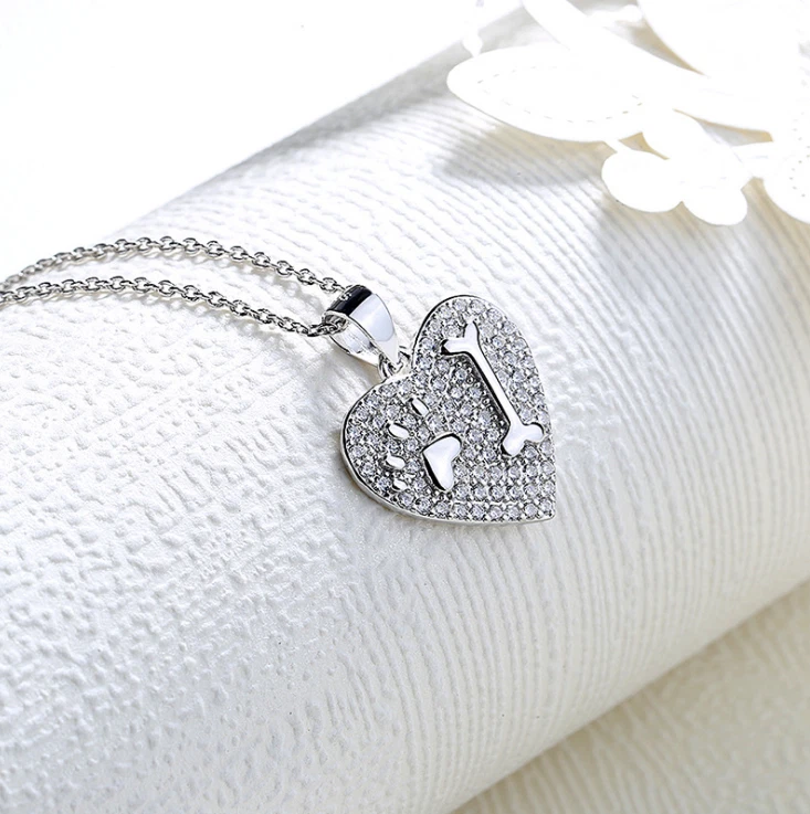 Collar de plata de ley 925 con corazón micro pavé circonita cúbica patas de perro colgante en forma de hueso A29 Foto 2 de 4