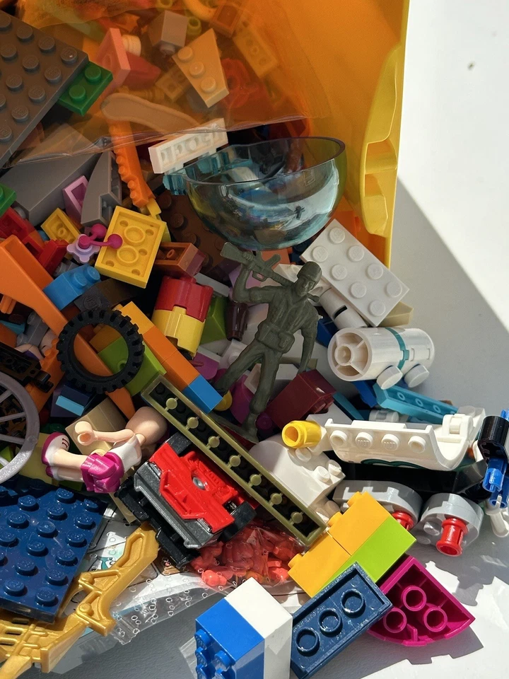 LEGO Caja de Ladrillos de Almacenamiento 8 Pernos Bloque de Construcción Contenedor Amarillo + 4lbs Varios LEGOS Foto 3 de 4