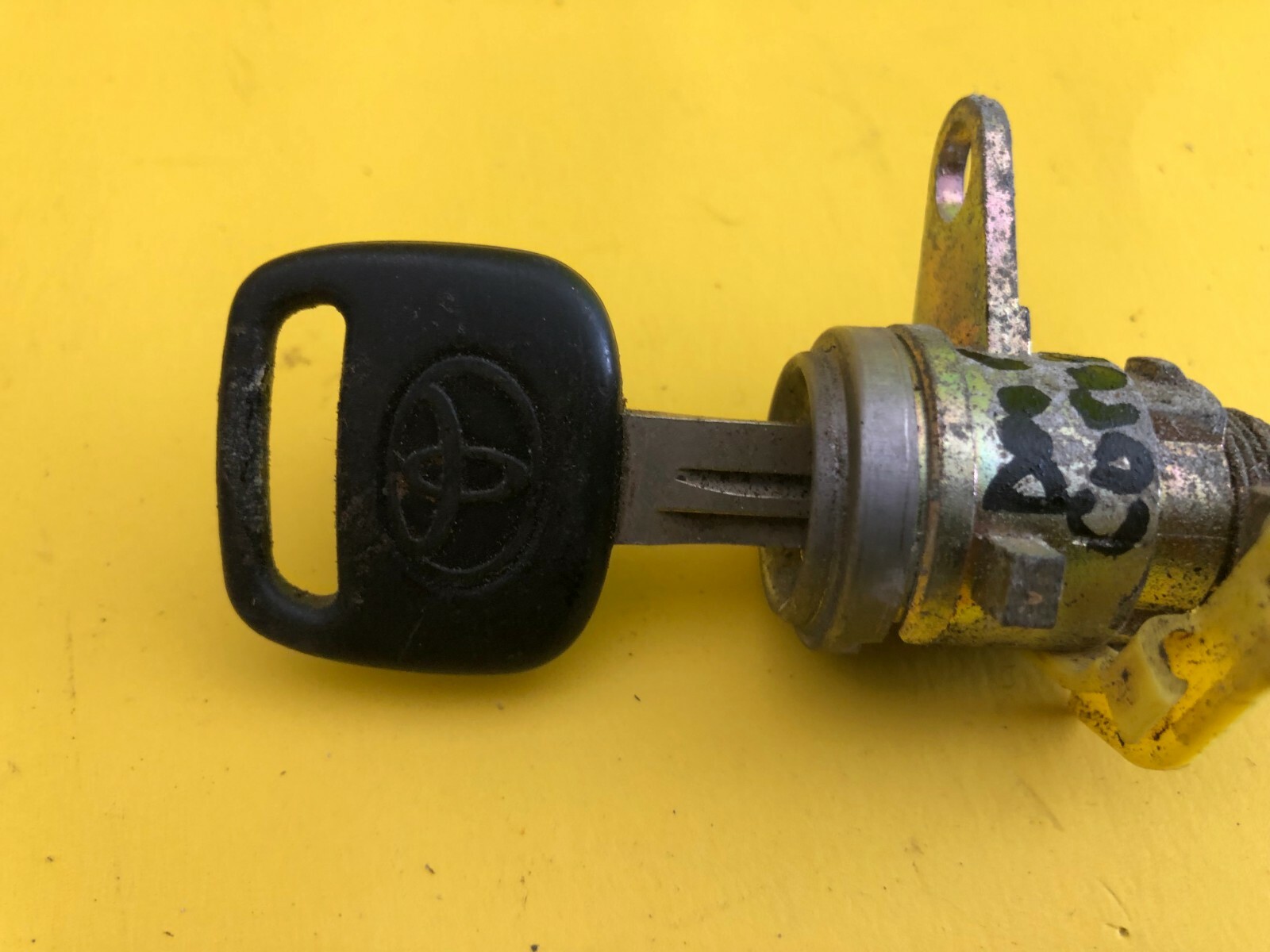 1993 1997 TOYOTA COROLLA KEY AND DOOR LOCK CYLINDER FITS PASSENGER