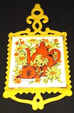 VTG 60s MOD YELLOW CAST IRON ORANGE TEA FLORAL CERAMIC TILE WALL HANGING TRIVET