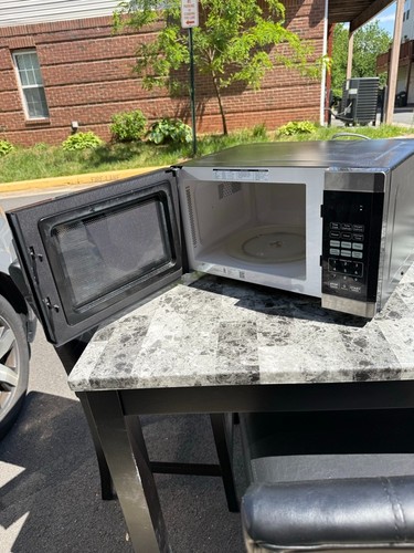 BLACK+DECKER Digital Countertop Microwave Oven – Stainless Steel & Black – Glass