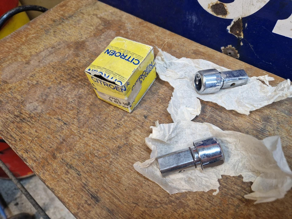 NOS bouton poussoir serrure barillet CITROEN 2 cv ds gs visa cx hy a identifier - Photo 1/4