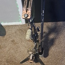 PSE Bow Madness RH Camouflage Compound Bow 70lb 30in w/ Sight Stabilizer Quiver