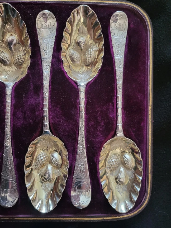 Juego de cuchara y cizalla de uva georgiana inglesa de plata de ley Foto 4 de 4