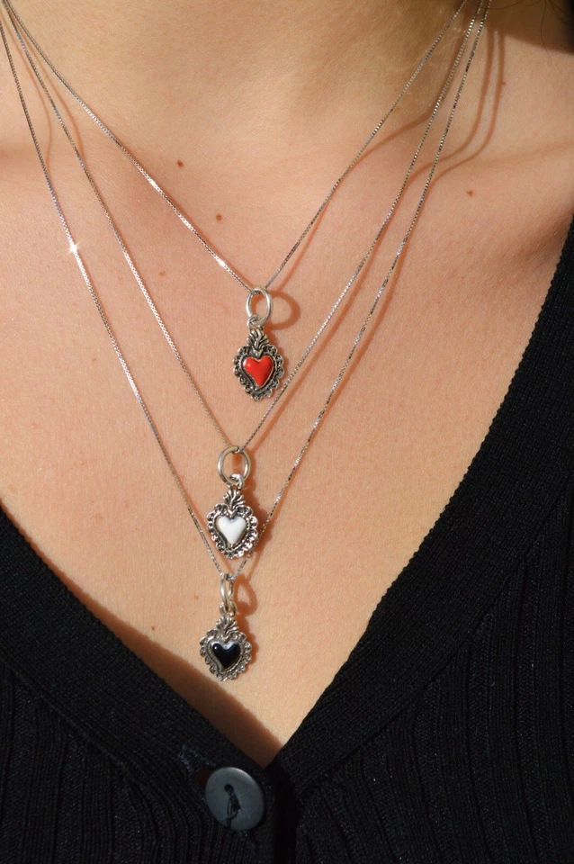 Collana con ciondolo cuore sacro in argento 925 smaltato - Immagine 2 di 4