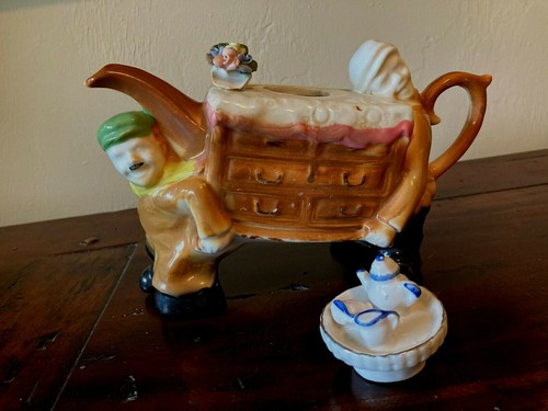 Tetera de colección de los años 50 ~ ¡Hombres que llevan carta de té rematada con juego de té y flores! 8"" X 5"" - Imagen 5 de 8