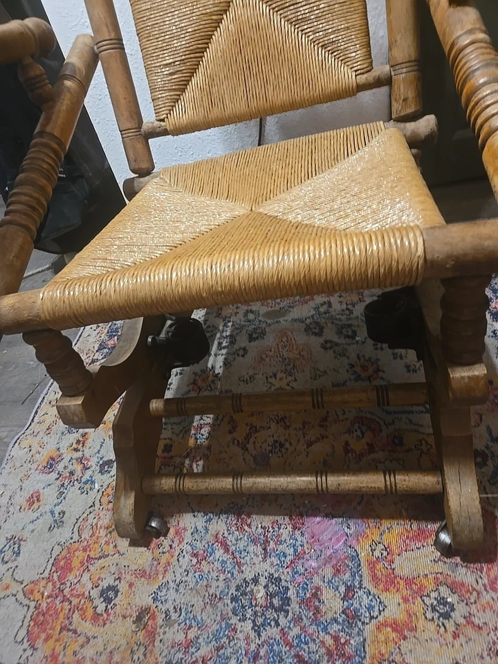 Mecedora rústica antigua del siglo XIX tallada a mano torneada Foto 3 de 4
