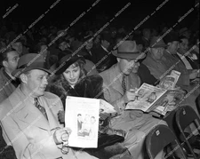 45np-1442 circa 1942 Jack Benny, Barbara Stanwyck, Robert Taylor at boxing match