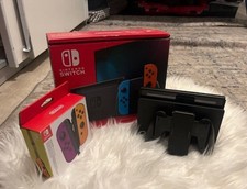 Nintendo Switch 32 Go Console avec Paire de Joy-Con - Bleu/Rouge