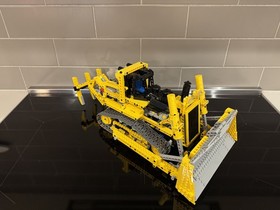 LEGO TECHNIC: Motorized Bulldozer (8275)