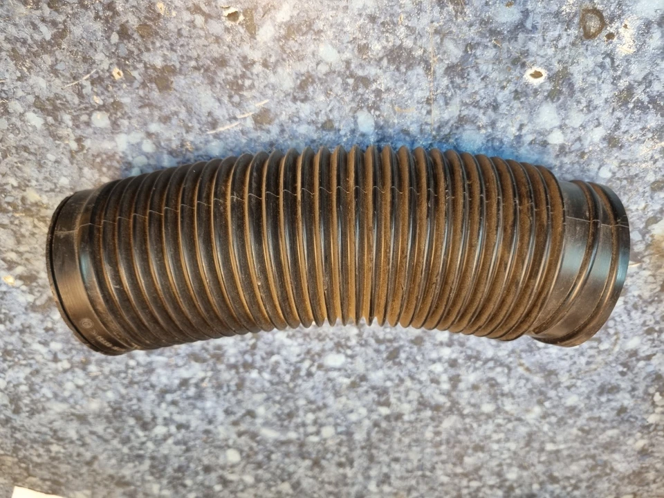 Manguera de codo de salida de caja de calefacción temprana Ford Escort MK1 3024E-18556-C Foto 3 de 4