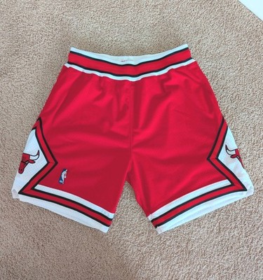 Mitchell & Ness Authentic Chicago Bulls Shorts L Large 44 Road Red