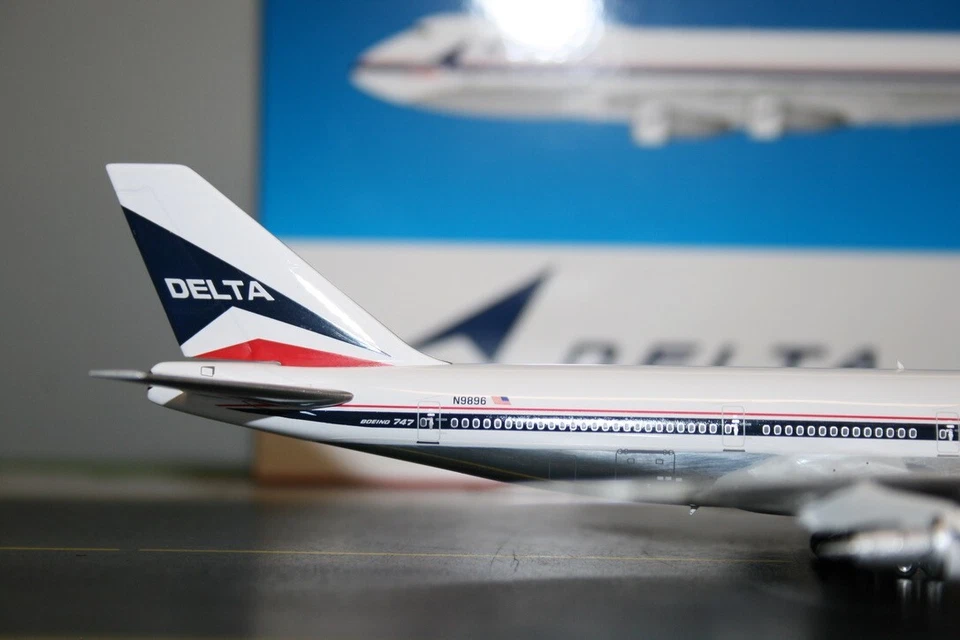 Phoenix 1:400 Delta Airlines Boeing 747-200 N9896 (04539) Die-Cast Model Plane - Image 4 of 4