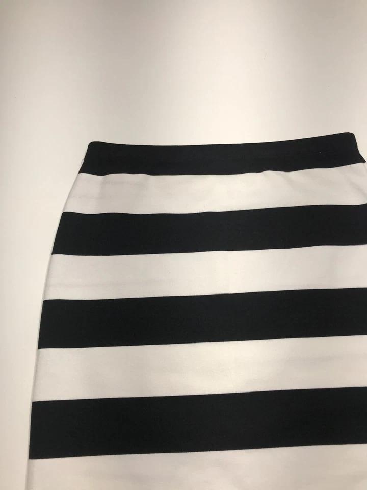 Saia Karen Kane Feminina Pequena Listra Preta Branca Puxar Reta Elástica Escritório - Imagem 3 de 4
