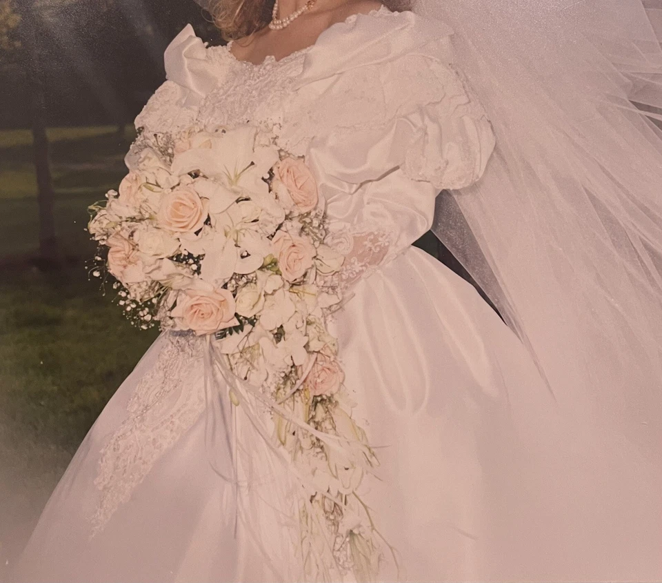 Beautiful Vintage Demtrios Ball Gown Wedding Dress Approx Size 6-8. - Image 4 of 4