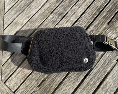 Lululemon Everywhere Womens Black Faux Shearling Belt Bag/Sling Travel Easy EUC