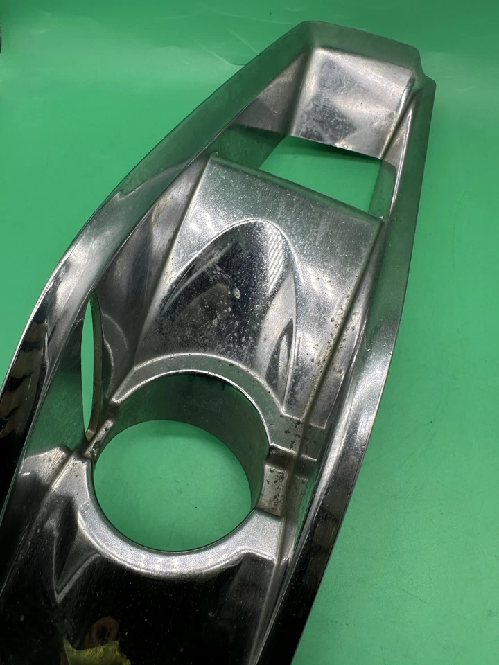 Bisel antiniebla delantero cromado Cadillac CTS 2009-2013 lado derecho OEM 15904575 Foto 4 de 4