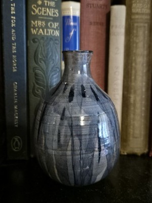 handgefertigte Studio Kunst Keramik Vase blau grau Tropfglasur & schwarze abstrakte Designs.