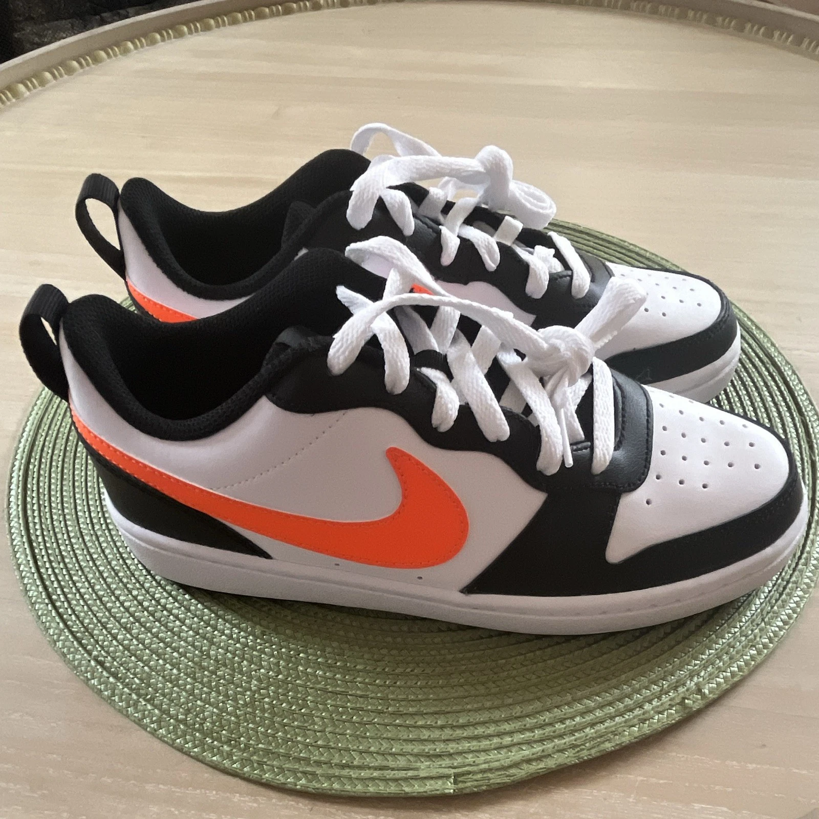 Nike Court Borough Low 2 GS Leather Low Top Sneakers Black/White/Orange 6Y 7.5W
Opens in a new windo