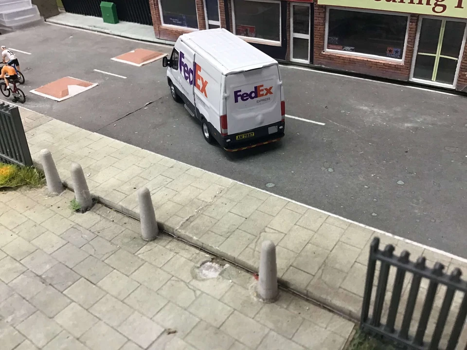 1-76 Code 3 Iveco Van Fed Ex - Image 4 of 4