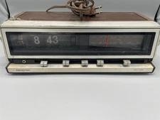 Vintage Soundesign Model 3566 AM/FM Flip Clock Radio Alarm – Faux Wood