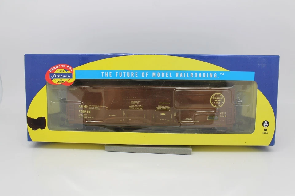 ATHEARN RTR ATH96932 MISSOURI PACIFIC 50' DOUBLE-PLUG DOOR BOXCAR ROAD NO. 76676 - Image 3 of 4