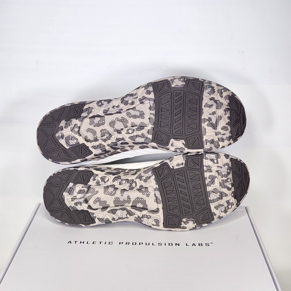 Size 11 - APL TechLoom Wave - White / Asteroid / Leopard  display picture 2
