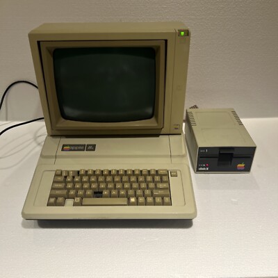 Apple IIe with 1 floppy drive and Monitor Untested Sold AS