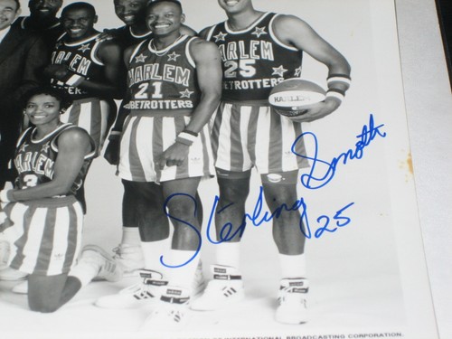 FOTO DE BALONCESTO 8X10 STERLING SMOOTH GLOBETROTTERS FIRMADA A MANO AUTOGRAFIADA - Imagen 2 de 2