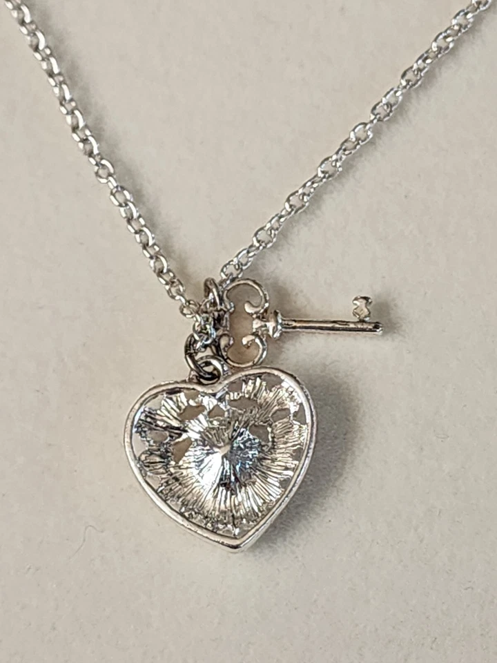 Collar Abrielle Avon de Colección Firmado Nuevo con Etiquetas Corazón y Llave Cristal Rojo Dije ¡ENVÍO GRATUITO DE $!! Foto 4 de 4