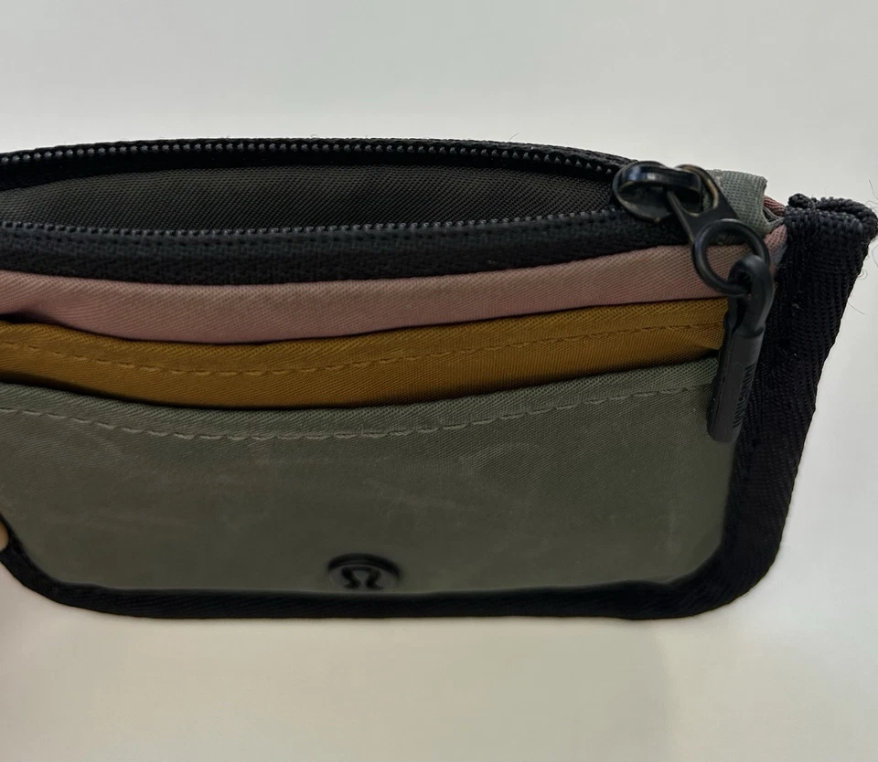 Estuche para tarjetas de identidad verdadera Lululemon gris salvia / especias doradas / chai especiado Foto 3 de 3