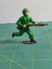 VINTAGE LEAD HAND PAINTED WW II SOLDIER FIGURINE 2'' TALL
