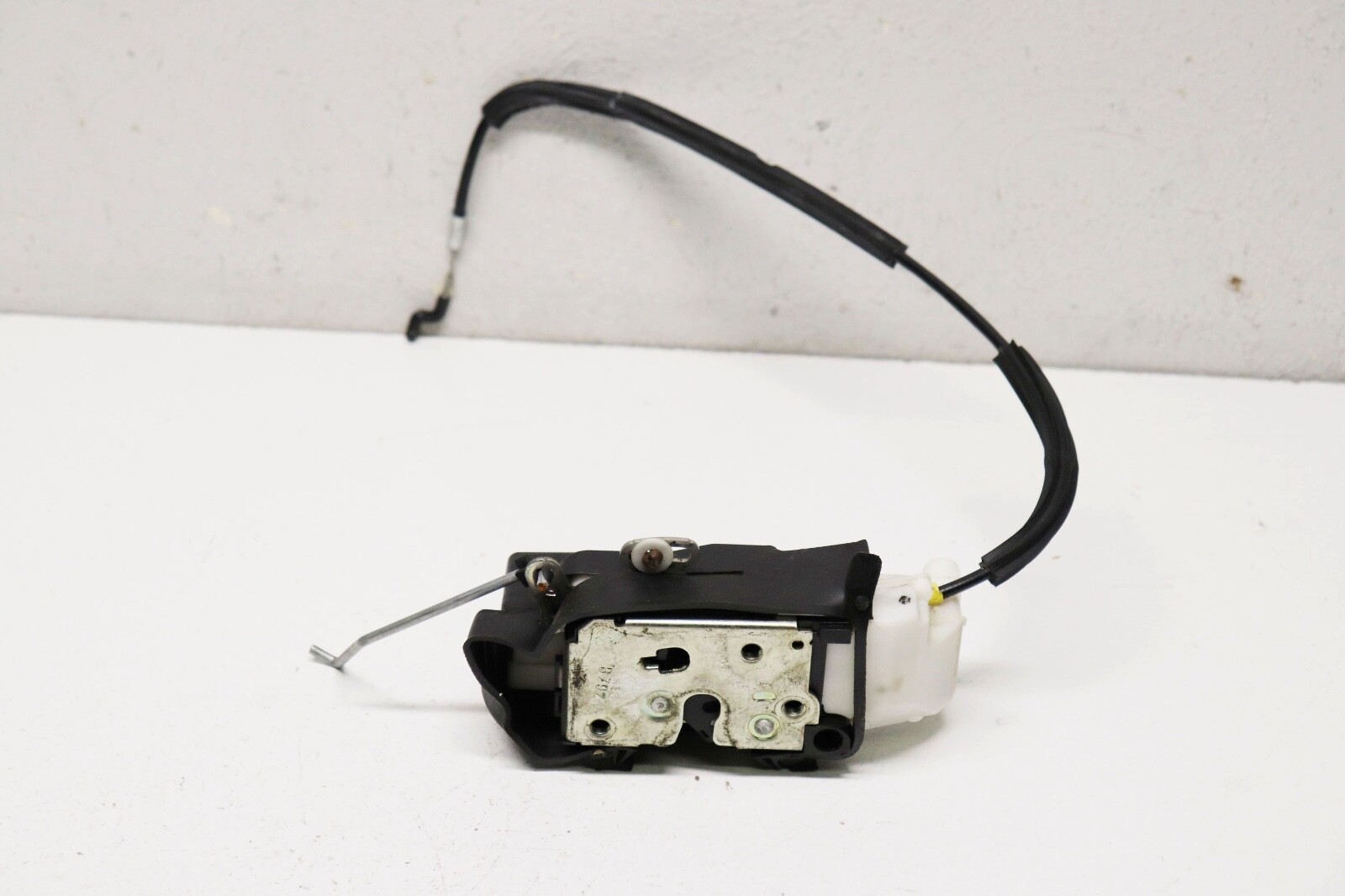 P200569 2003-2012 Maserati Quattroporte M139 FRONT Door Lock Latch Actuator RH