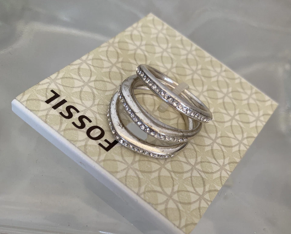 Anillo apilable tono plata fósil cristal transparente talla 8 Foto 4 de 4