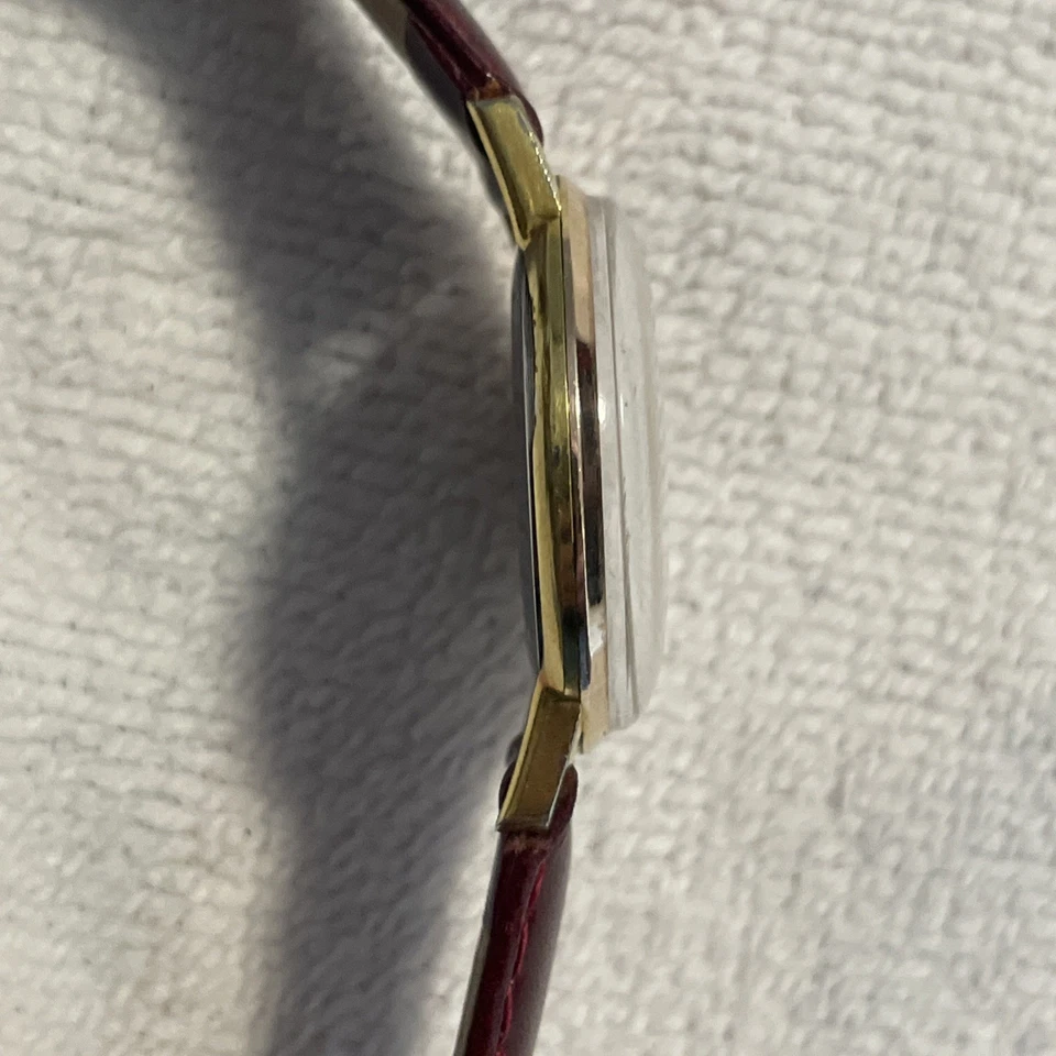 Reloj Sandoz Suizo 17 Joyas Incabloc Esfera Roja Números Romanos Placa de Oro.  Foto 3 de 4