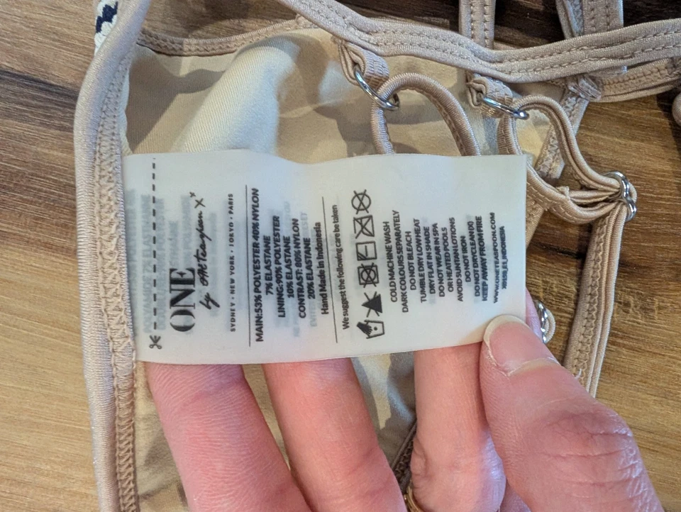 Top de bikini One by One cucharadita para mujer talla pequeña blanco azul marino y jaula nude Foto 4 de 4