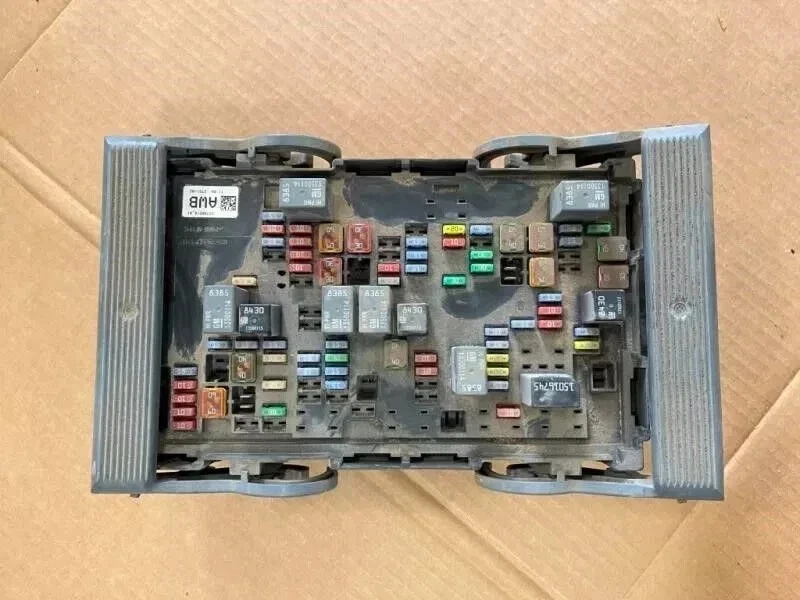 2010-2014 GMC Sierra 2500 Pickup Duramax Diesel 6.6L  Fuse Box Relay Engine OEM - Imagem 2 de 4