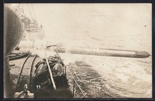 Foto postal disparando un torpedo