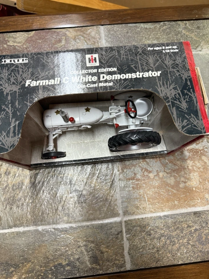 Ertl: Farmall Model C Tractor: White Demonstrator: 1/16 Scale 2000 Collector NIB - Image 2 of 3
