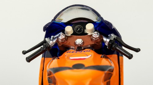 Honda RC211V Valentino Rossi 46 2003 Scala 1:24 Modellino MotoGP World Champion - Foto 12 di 14