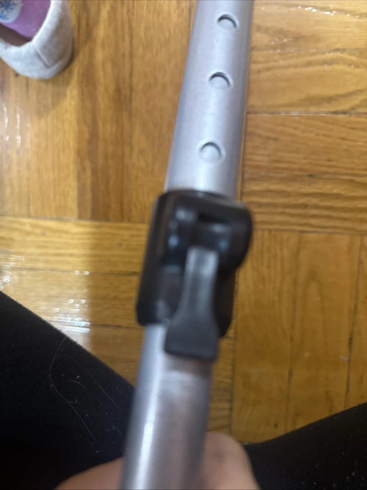 Bastón de mango redondo de aluminio cromado Invacare de 29,50 a 38,50" de altura Foto 4 de 4