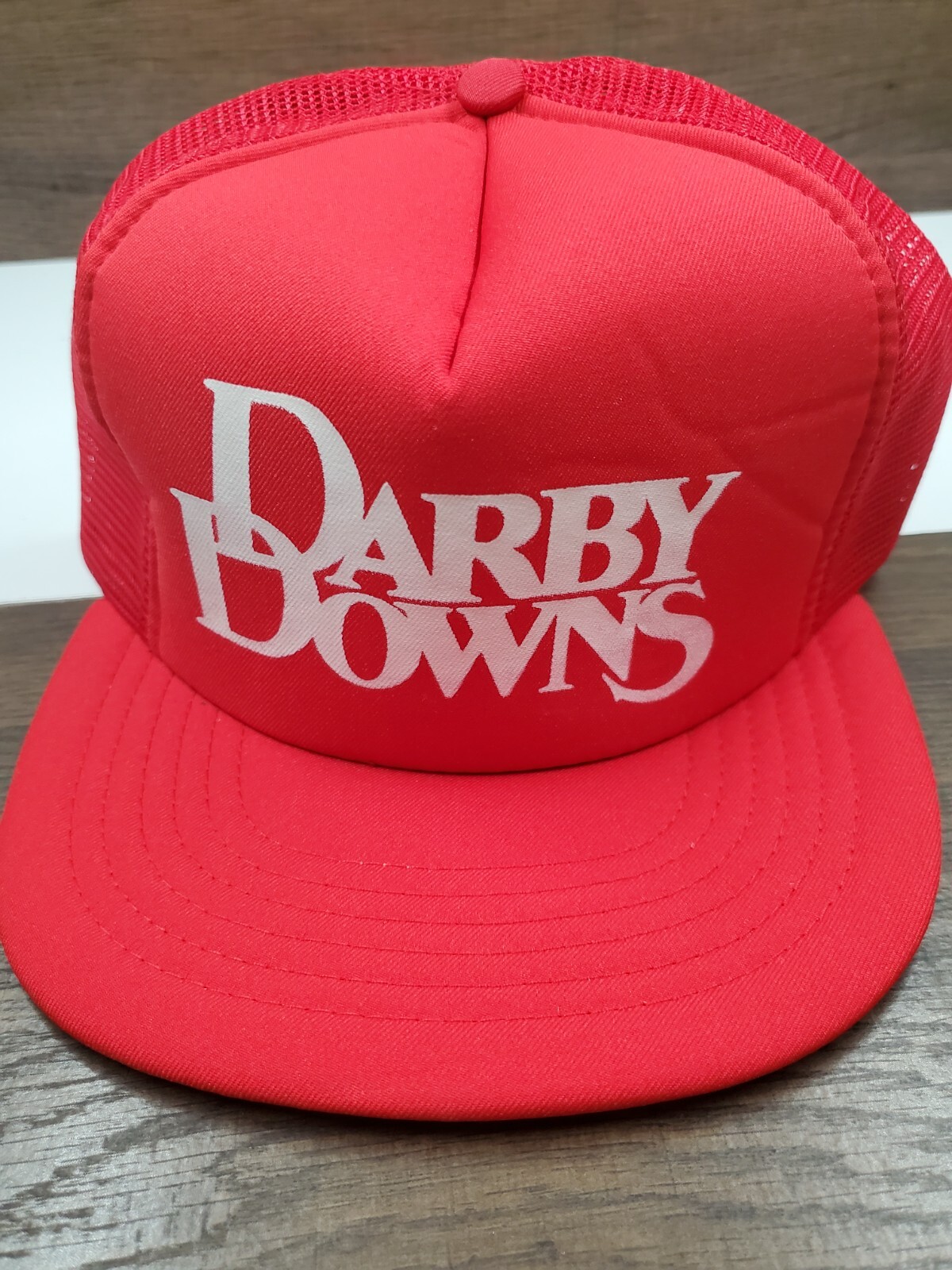 PONY Cappello camionista vintage Darby Downs corse di cavalli rosso berretto posteriore a scatto di HHA Ponies