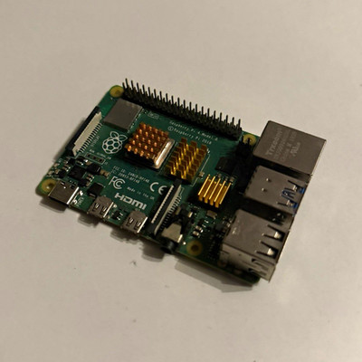 Raspberry Pi 4 Model B Einplatinencomputer mit Gehäuse, USB, Ethernet