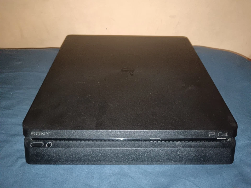 Sony PlayStation 4 Slim, foto 2 di 5